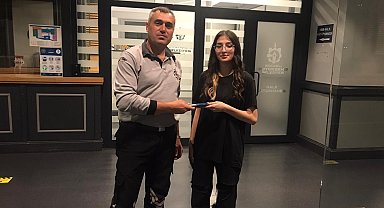 Büyükşehir ekipleri düşürülen cüzdan ve telefonu sahiplerine ulaştırdı