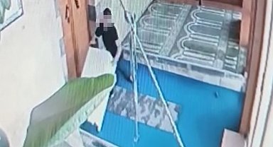 Camiden çalmak istediği yardım kasasının altında kaldı