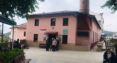 Caminin sadaka kutusunu çaldılar