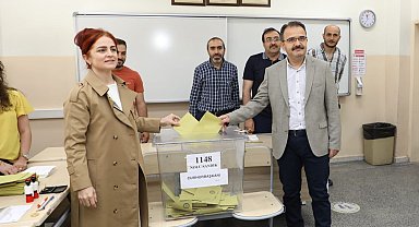 Çankırı Valisi Abdullah Ayaz, oyunu eşi ile birlikte kullandı