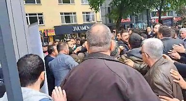 Çarşı karıştı: Kentin göbeğinde kalabalık gruplar birbirine girdi