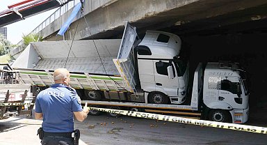 Çekicinin üzerindeki kamyon otoyol köprüsüne sıkıştı