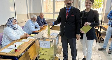 CHP İzmir İl Başkanı Aslanoğlu ve eşi oylarını kullandı