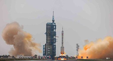 Çin, uzaya ilk sivil astronotu gönderdi