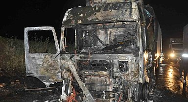 Cizre'de seyir halindeki tır alev alev yandı