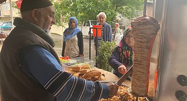 Cumhurbaşkanı Erdoğan'ın zaferi için döner ve tulumba dağıttı