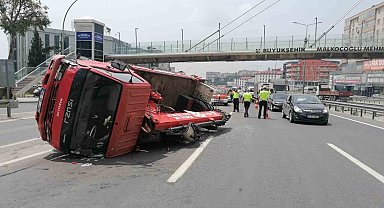 D-100'de arıza yapan otomobile vinç çarptı