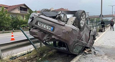 D-100'de bariyerlere çarpan otomobil takla attı: 1 yaralı