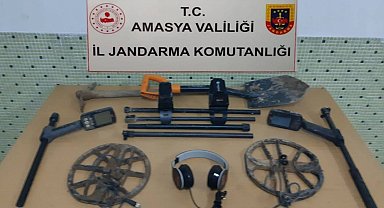 Dağlık arazide kaçak kazı yaparken jandarmaya yakalandılar