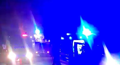 Dairede yangın çıktı, biri itfaiye eri 2 kişi dumandan etkilendi