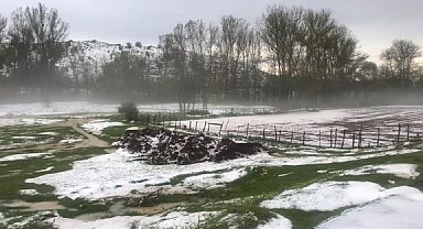 Debisi yükselen çay taştı, tarım arazileri sular altında kaldı
