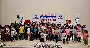 Denizli Büyükşehir afetzedelere moral oluyor