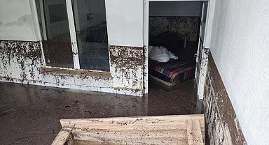 Denizli'de kuvvetli yağış dereleri taşırdı, yolları göle çevirdi