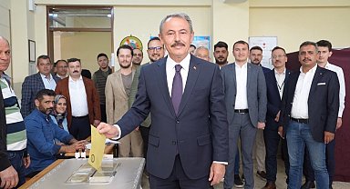 Denizli'de siyasiler oylarını kullandı