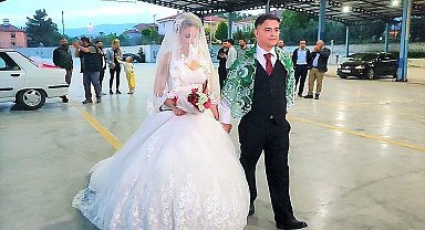 Denizlililer depremzede gelinin düğününü el birliğiyle yaptı