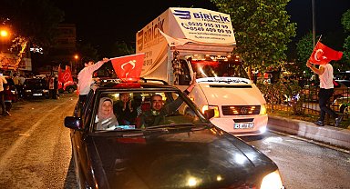 Deprem bölgesinde halk sokağa döküldü, zafer kutlaması yaptı: "Bu adamı çok seviyoruz"