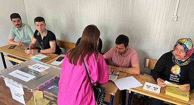 Depremin merkezi Kahramanmaraş'ta oy kullanma işlemi başladı