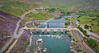 Depremlere meydan okuyan tarihi Palu Köprüsü ilk günkü ihtişamını koruyor