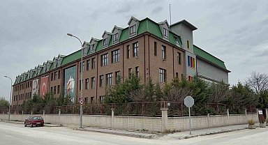 Depremzede öğrenciyi başörtüsü nedeniyle okula kaydetmediği iddia edilen müdüre beraat