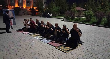 Depremzedeler Erzurum'da şükür namazı kıldı