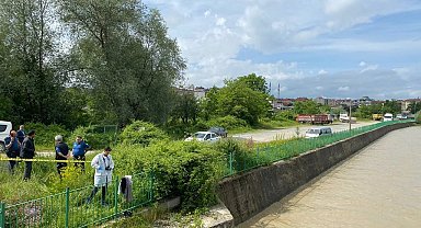 Dere kenarındaki korkuluklara elbiselerini asan yaşlı adam kayıplara karıştı