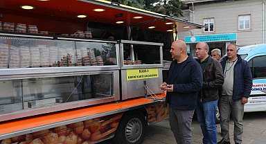 Devrekani Belediyesi tarafından vatandaşlara cırık tatlısı dağıtıldı