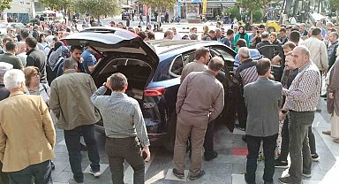 Devrekli vatandaşlar Togg ile fotoğraf çektirmek için sıraya girdiler