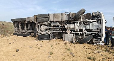 Devrilen tırda sıkışan sürücü itfaiye ekiplerince kurtarıldı