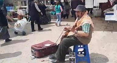 Dinar'ın tek sokak müzisyeni geçimini şarkı, türkü söyleyerek sağlıyor