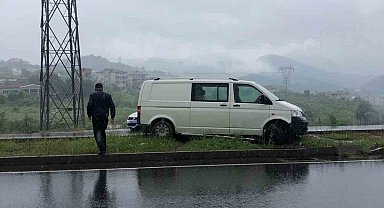 Direksiyon hakimiyetini kaybetti, kaldırıma çıktı