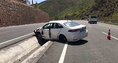 Direksiyon hâkimiyetini kaybeden sürücü otomobiliyle orta refüje düştü: 1 yaralı