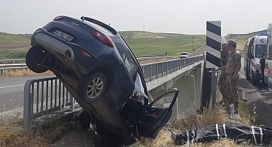Diyarbakır feci kaza: Otomobil köprüde asılı kaldı, 1 kişi öldü, 3 kişi yaralandı