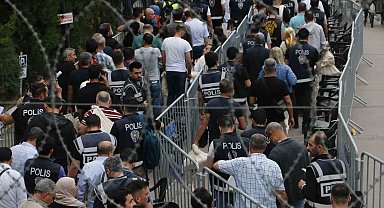 Diyarbakır'da İl Seçim Kurulu önünde metrelerce kuyruk oluştu