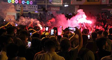 Diyarbakırlılar Galatasaray'ın şampiyonluğunu meşalelerle kutladı