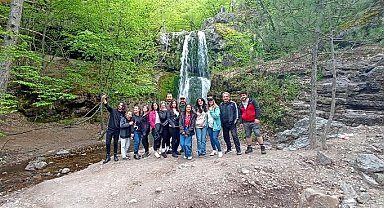 Doğa tutkunları Beşikderesi Şelalesi'nde yürüyüşle hafta sonlarını değerlendirdi