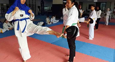 Dört çocuk annesi hamile tekvandocu kuşak atladı