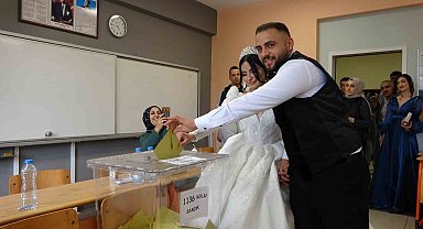 Düğün gününde gelin ve damat 15 dakika da kalsa oy vermeye yetişti