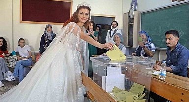 Düğünleri seçimle çakışınca gelinlik ve damatlıkla oy kullanmaya geldiler