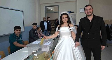 Düğünlerini yarıda kesip oy kullanmaya geldiler, vatandaşlardan alkış aldılar