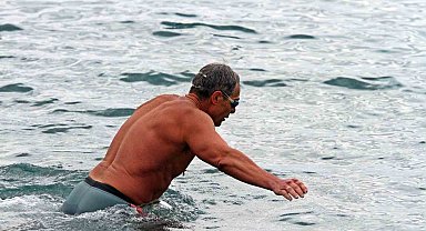 Dün karada sörf yapıp, bugün denizde yüzdüler