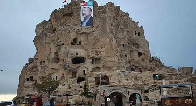 Dünyanın en büyük doğal gökdelenine Recep Tayyip Erdoğan posteri asıldı