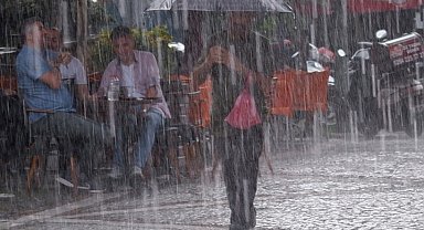 Edirne'de sağanak vatandaşlara zor anlar yaşattı