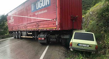 Eğirdir'de tır otomobile çarptı: 2 yaralı