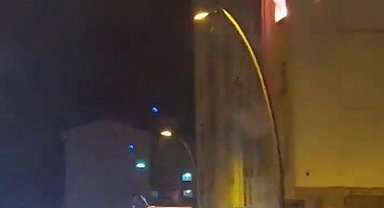 Elazığ'da ağır hasarlı binada yangın