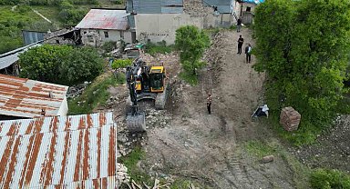 Elazığ'da ağır hasarlı yapıların yıkımı başladı
