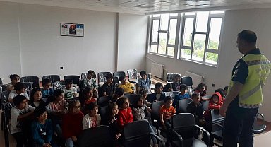 Elazığ'da jandarma ekipleri, öğrencilere trafik eğitimi verildi
