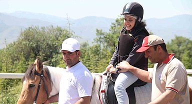 Elazığ'da özel bireyler, önce atlara bindi ardından doyasıya eğlendi