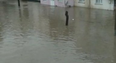 Elazığ'da sağanak, binalar su altında kaldı