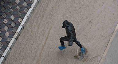 Elazığ'da sağanak etkili oldu, caddeler dereye döndü