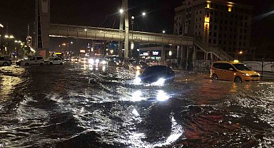 Elazığ'da sağanak yağışta yolda kalan araçları itfaiye kurtardı